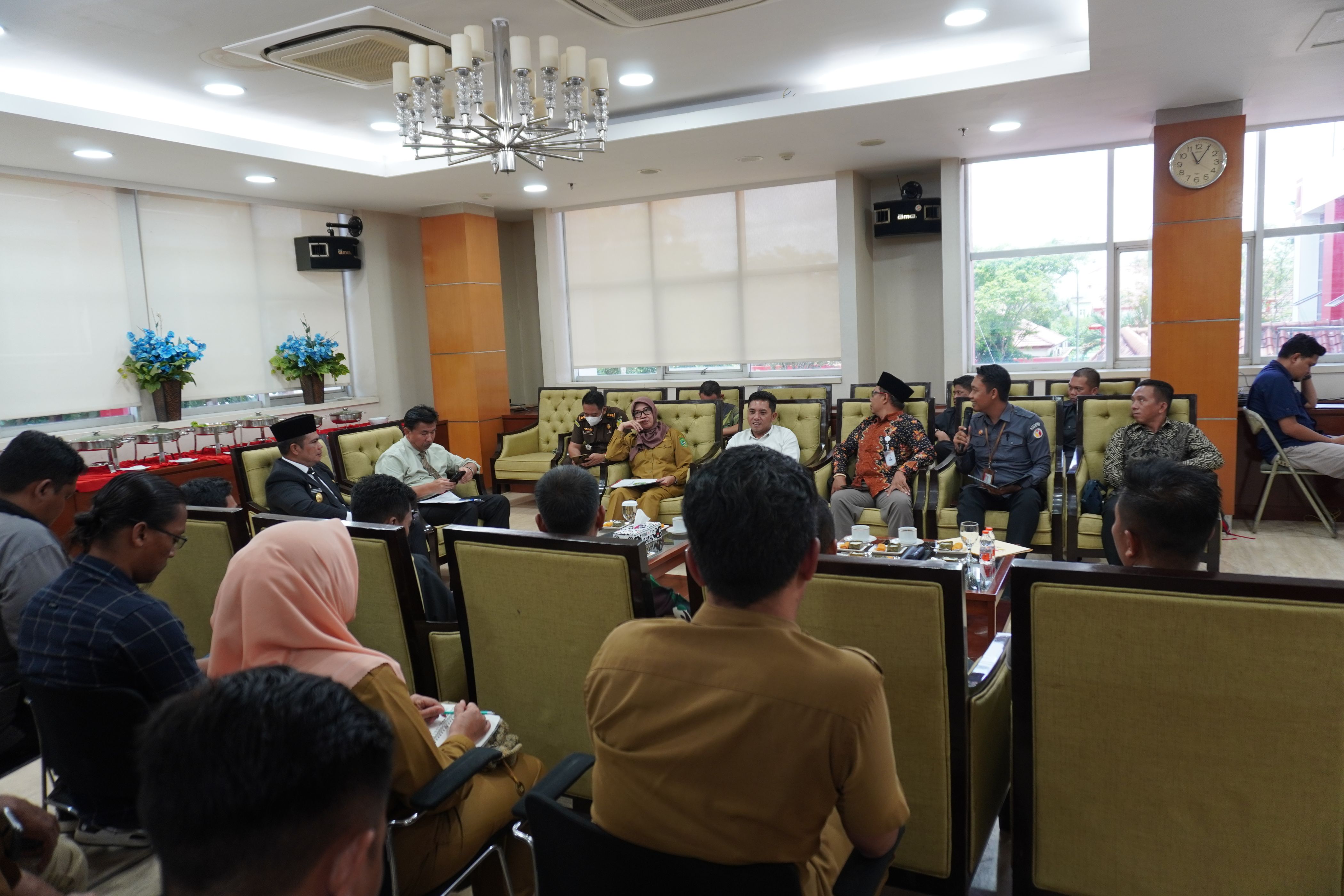  Ketua dan Anggota Bawaslu Kukar Hadiri Rapat Bersama Pemerintah Kabupaten Kutai Kartanegara dan Penyelenggara Pemilihan Serentak 2024