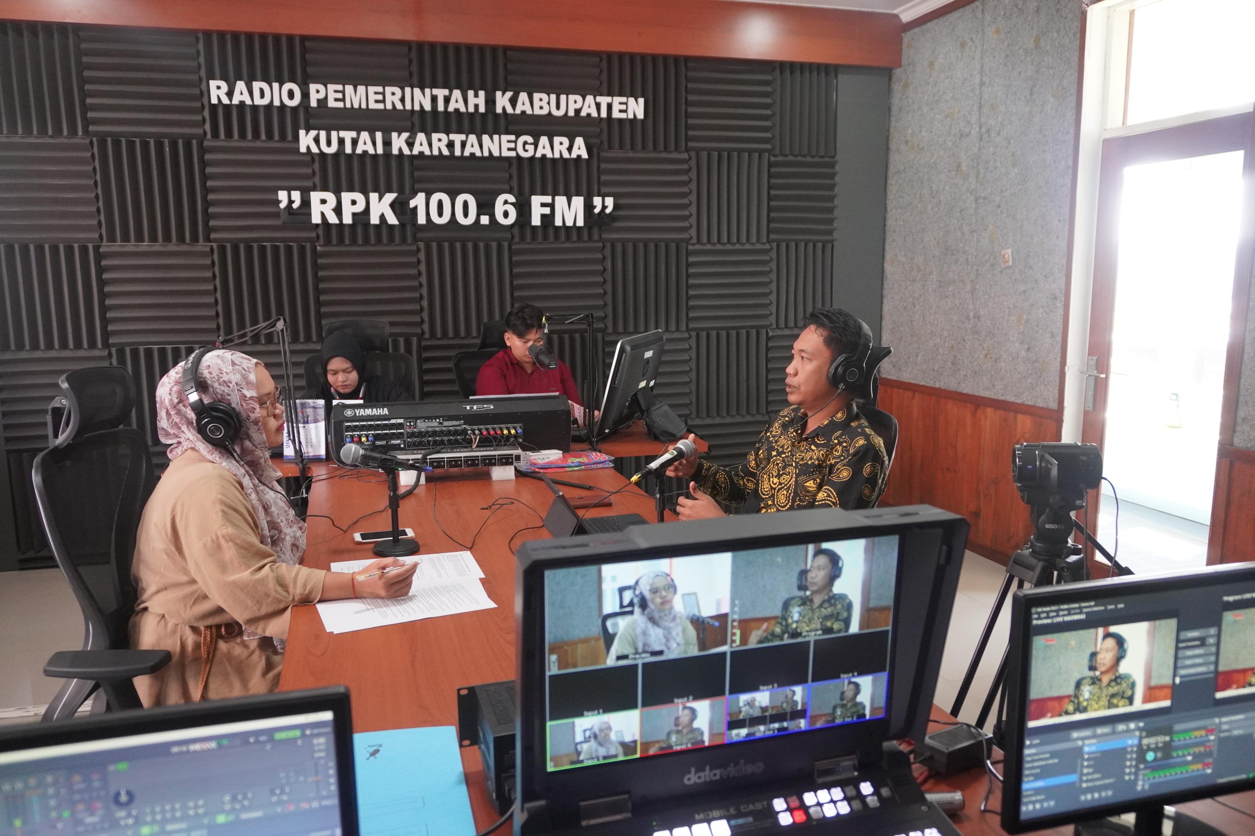 Bawaslu Kutai Kartanegara Bersama Diskominfo Gelar Program Diseminasi Pengawasan Pemilu 2024 di RPK FM