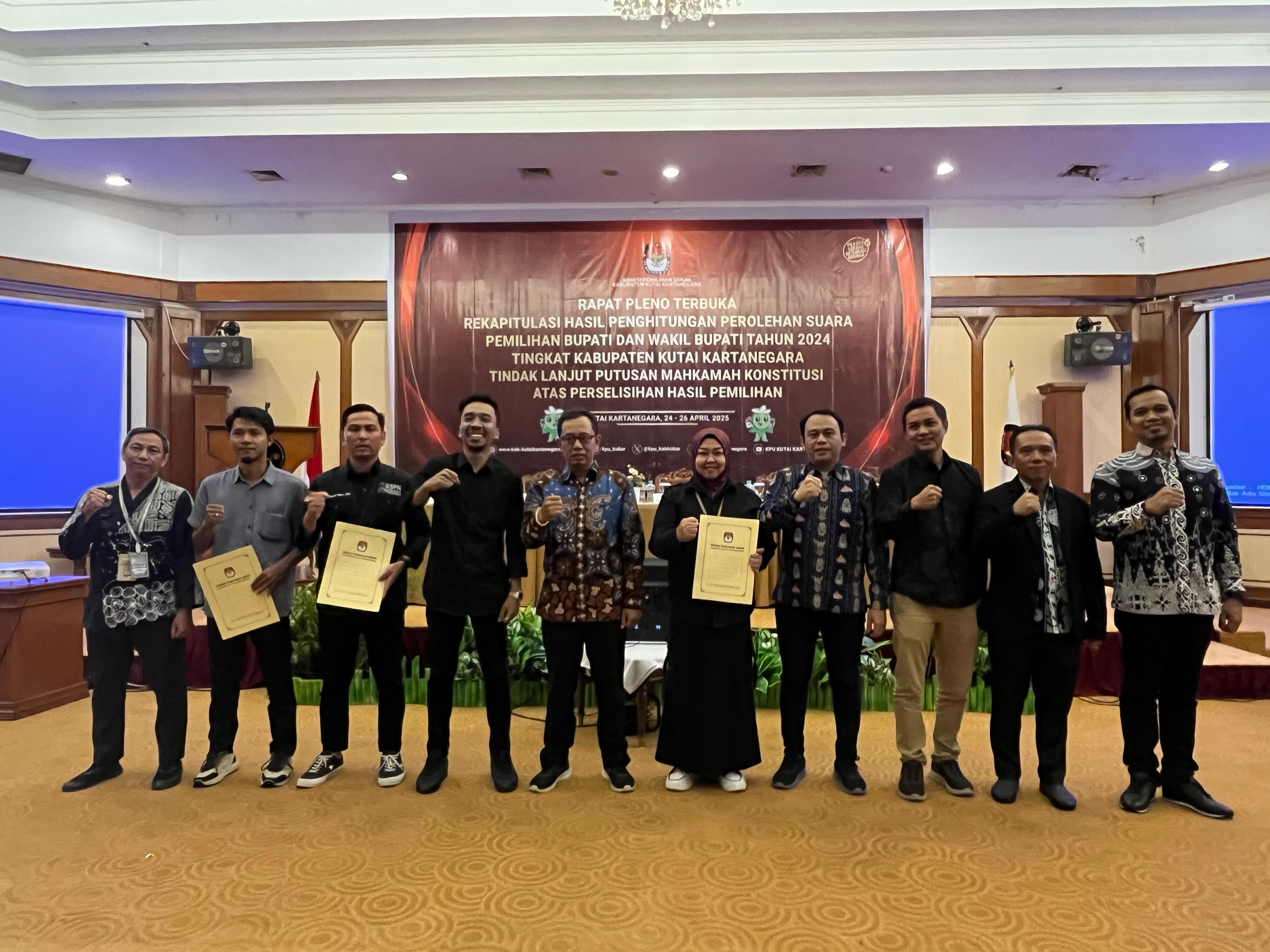 Bawaslu Kutai Kartanegara Awasi Rapat Pleno Rekapitulasi Hasil Penghitungan Suara PSU