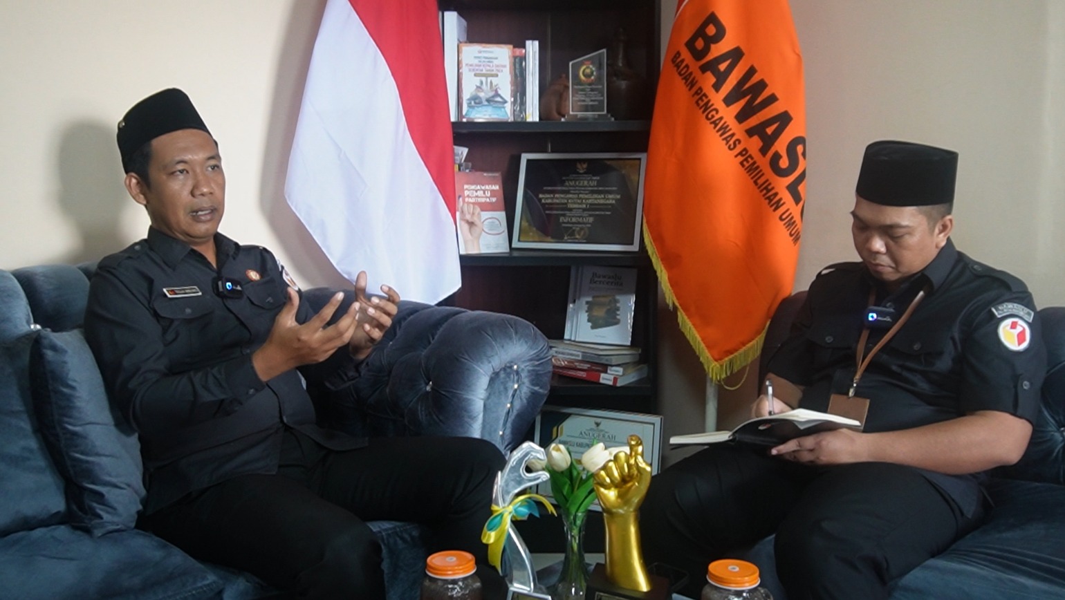 Podcast Cangkir Oren dengan narasumber Ketua Bawaslu Kutai Kartanegara, Teguh Wibowo.