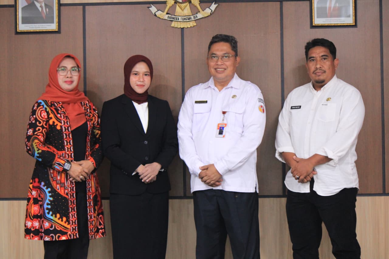 pelantikan Sarinah sebagai kasubbag Hukum, Humas, dan Datin Bawaslu Kukar