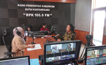 Bawaslu Kutai Kartanegara Bersama Diskominfo Gelar Program Diseminasi Pengawasan Pemilu 2024 di RPK FM