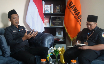 Podcast Cangkir Oren dengan narasumber Ketua Bawaslu Kutai Kartanegara, Teguh Wibowo.