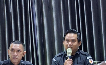 M Adha paparkan materi dalam Pentas